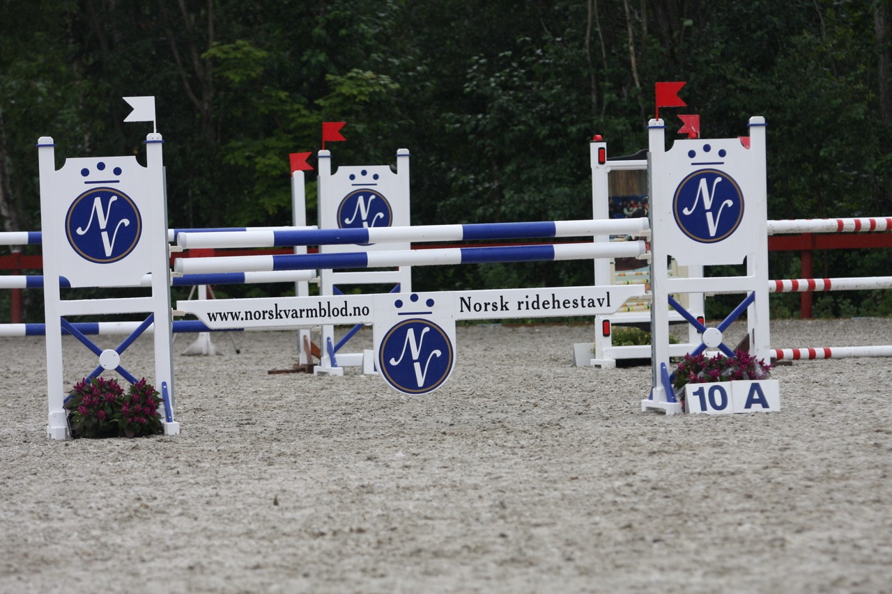 20090828-Avlshest-Norsk-Varmblod-Norsk-Breeders-Trophy-Linnesvollen_Stemning-Hinder-Logo-NV_IMG_1787 – stort